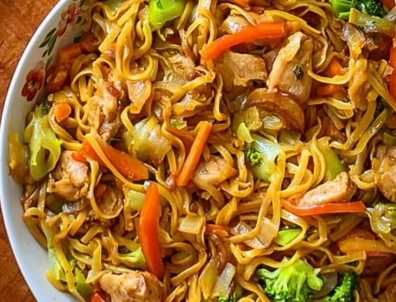 Delicious chicken and vegetable stir-fry noodles served in a bowl