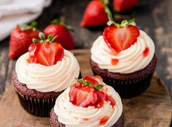 Delicious easy strawberry cupcakes decorated with fresh strawberries
